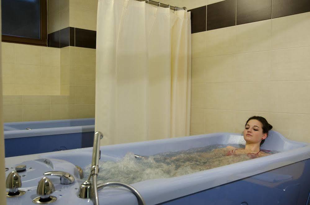 Spa Hotel Cajkovskij การ์โลวีวารี ภายนอก รูปภาพ
