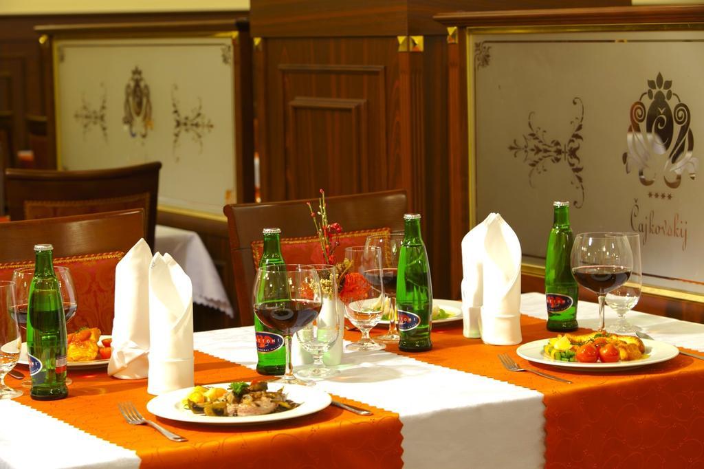 Spa Hotel Cajkovskij การ์โลวีวารี ภายนอก รูปภาพ