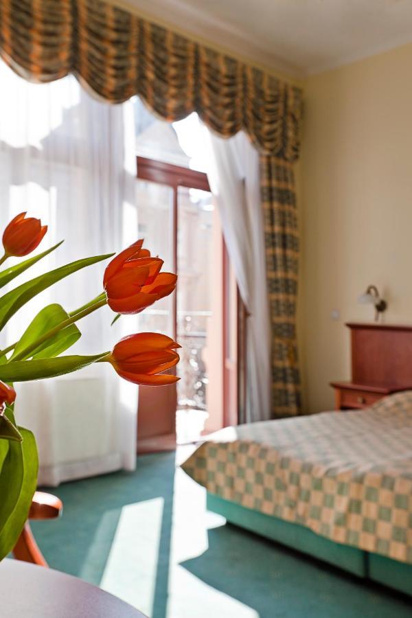 Spa Hotel Cajkovskij การ์โลวีวารี ภายนอก รูปภาพ
