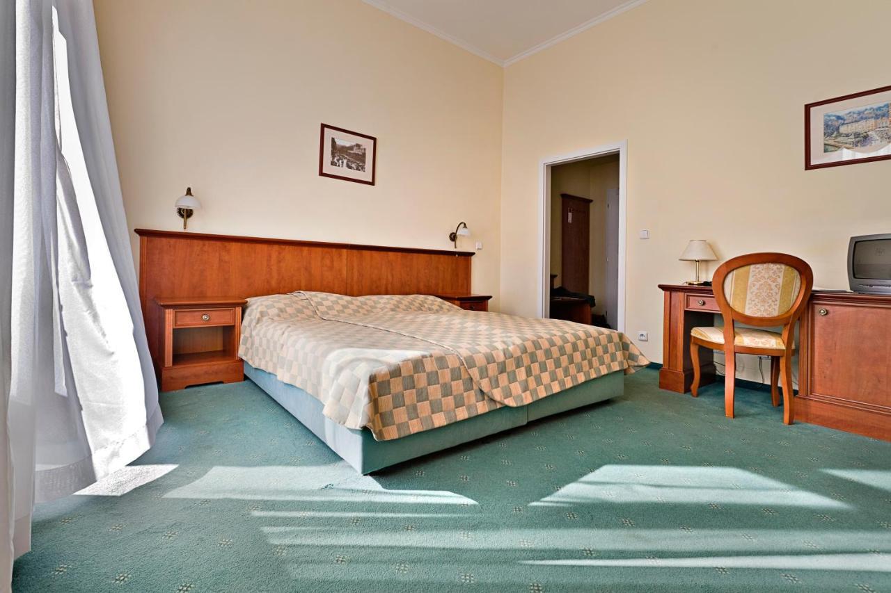 Spa Hotel Cajkovskij การ์โลวีวารี ภายนอก รูปภาพ